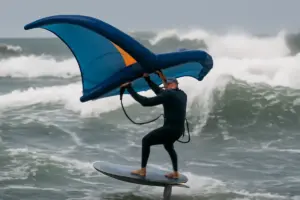 Wingfoil in condizioni di mare formato: consigli pratici che migliorano stabilità e sicurezza in acqua