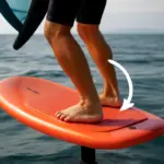 La posizione corretta dei piedi nella poppa del wingfoil: piccolo trucco per aumentarne la reattività durante le virate